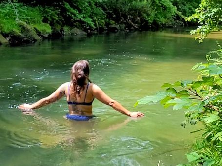 Frau bei einer Wasserzeremonie am Fluss